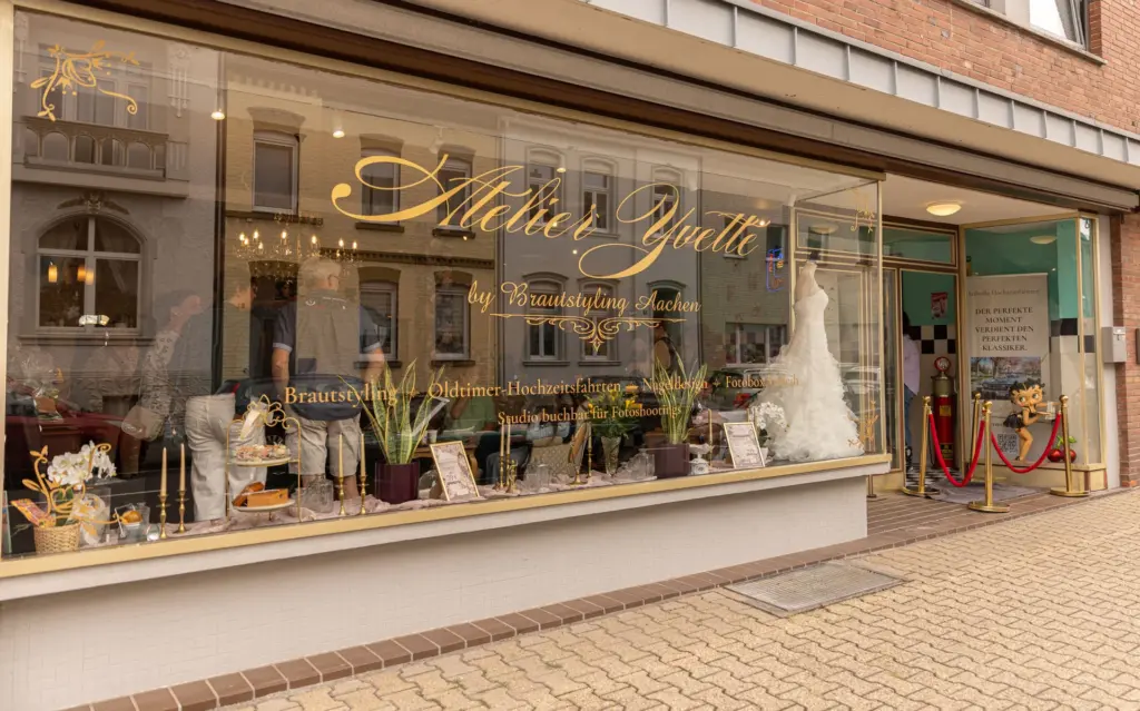 Schaufenster von Atelier Yvette in Düren-Brautstyling,Nageldesign und Vintage-Studio