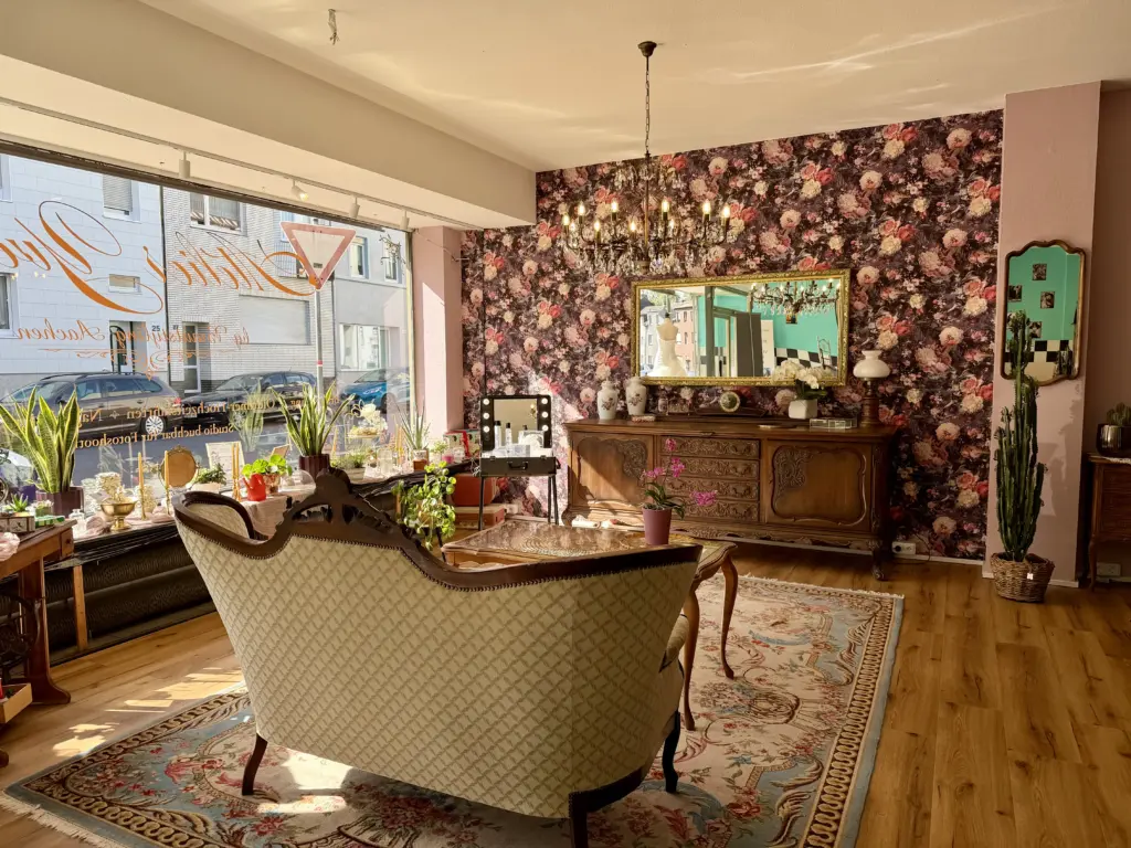 Vintage Shootinglocation im Atelier Yvette in Düren mit elegantem Chippendale-Flair.