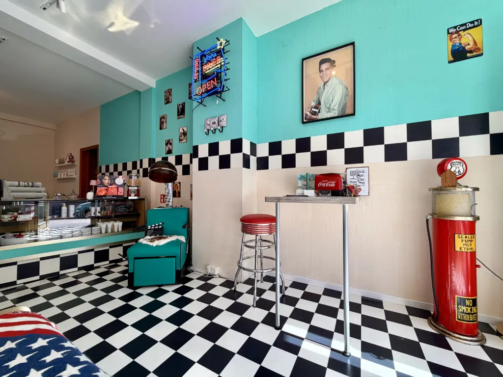 Türkisfarbene Retro-Diner-Kulisse im Atelier Yvette in Düren im Stil der 50er Jahre.